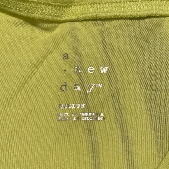 A new day medium tee - Picture 2 of 3